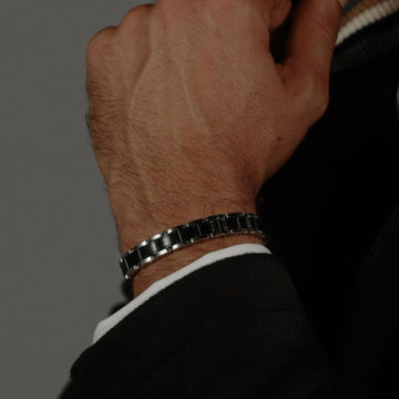 Ανδρικό βραχιόλι Boss 1580665 ατσάλινο με ασημί-μαύρο μπρασελέ.